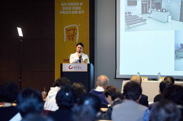 헬스조선 제 66회 건강콘서트에서 강남본정형외과 노경한 원장이 무릎 관절 관리의 중요성에 대해 강의하고 있다./사진=신지호 기자