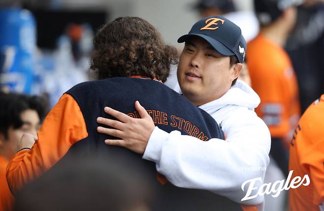 한화 폰세와 류현진. 사진=구단 제공