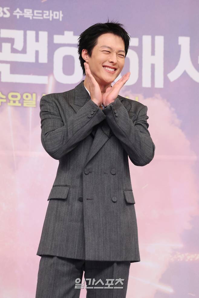 배우 장기용이 5일 오후 서울 양천구 목동 SBS에서 열린 SBS 새 수목드라마 '키스는 괜히 해서!' 제작발표회에 참석해 포토타임을 갖고 있다. '키스는 괜히 해서!'는 생계를 위해 애엄마로 위장취업한 싱글녀와 그녀를 사랑하게 된 팀장님의 속앓이 로맨스. 오는 12일 밤 9시 첫 방송. 서병수 기자 qudtn@edaily.co.kr /2025.11.05/