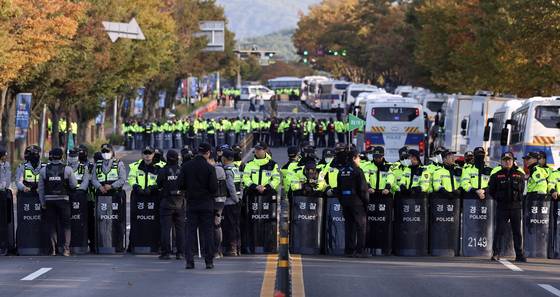 2025 APEC 정상회의 계기 한미 정상회담이 열리는 국립경주박물관으로 향하는 길목을 지난달 29일 경찰들이 겹겹이 경비를 서고 있다. 이 기사와 직접 관련 없는 사진. 중앙포토