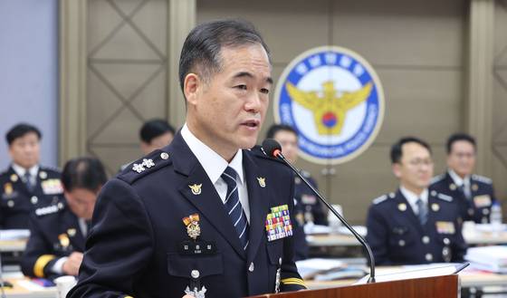 김종철 경남경찰청장이 지난달 28일 오후 경남경찰청에서 열린 국회 행정안전위원회 경남경찰청 국감에서 간부 경찰 등 기관 소개를 하고 있다. 연합뉴스