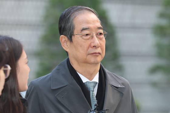 한덕수 전 국무총리가 5일 서울 서초구 서울중앙지방법원에서 열린 내란 우두머리 방조 및 위증 등 혐의 사건 재판에 출석하고 있다. 연합뉴스