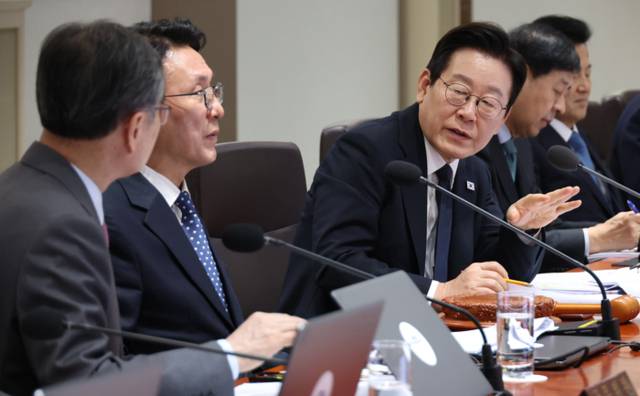 ▲ 이재명 대통령이 4일 용산 대통령실에서 열린 국무회의에서 외교부 업무보고를 받은 뒤 조현 외교부 장관에게 질문하고 있다. 연합뉴스