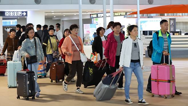 인천 연수구 인천항 국제여객터미널을 통해 중국인 무비자 단체관광객들이 입국하고 있다. 사진=연합뉴스