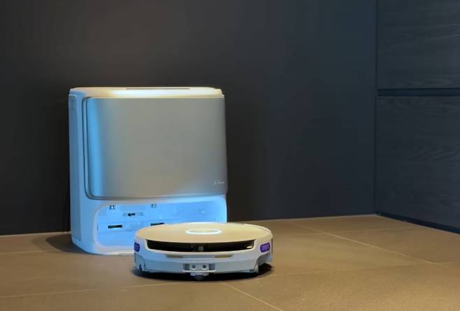 나르왈 로봇청소기 신제품 '플로우'. 사진=유튜브 채널 '가전주부' 영상 갈무리