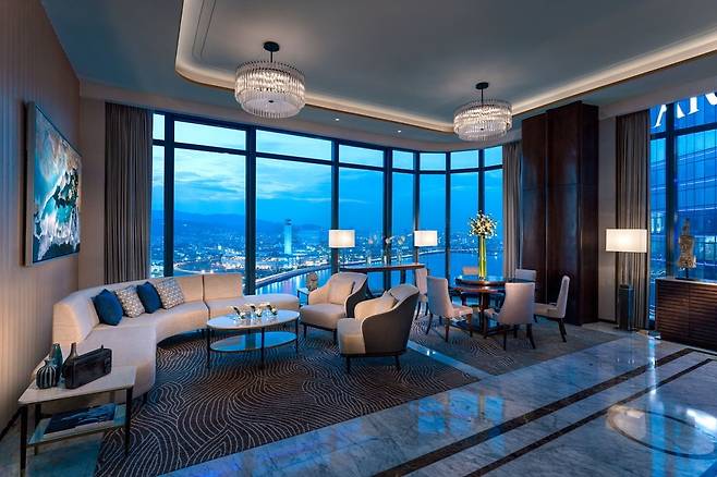 호텔의 프레지덴셜 스위트 리빙 에리어 객실, 바다 너머 세부 도심 풍경