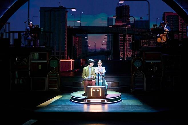 뮤지컬 '어쩌면 해피엔딩' 10주년 공연의 무대. 올리버 역의 전성우, 클레어 역의 박진주./사진=NHN링크