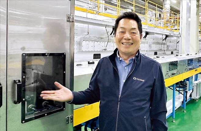 홍동환 코스모신소재 대표가 충북 충주 본사에서 배터리 양극재 생산시설에 대해 설명하고 있다. 
 민지혜 기자