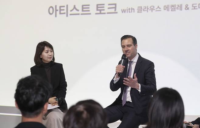 로열 콘세르트헤바우(RCO) 내한공연을 위해 한국을 찾은 도미니크 빈터링 RCO 대표(오른쪽)가 5일 서울 예술의전당 공연에 앞서 열린 '아티스트 토크'에서 관객들의 질문에 답변하고 있다.  / 문경덕 기자