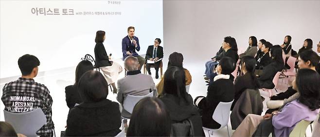 < 메켈레, 팬들과 아티스트 토크 > 로열콘세르트헤바우오케스트라(RCO)의 내한공연 첫날인 5일 서울 서초동 예술의전당 서예박물관에서 지휘자 클라우스 메켈레, 도미니크 빈터링 RCO 대표가 한국 청중 50명과 함께 ‘아티스트 토크’를 열었다. 이지영 대원문화재단 사무국장의 사회로 연주 레퍼토리와 RCO 역사에 관해 40분간 대화를 나눴다.  /문경덕 기자