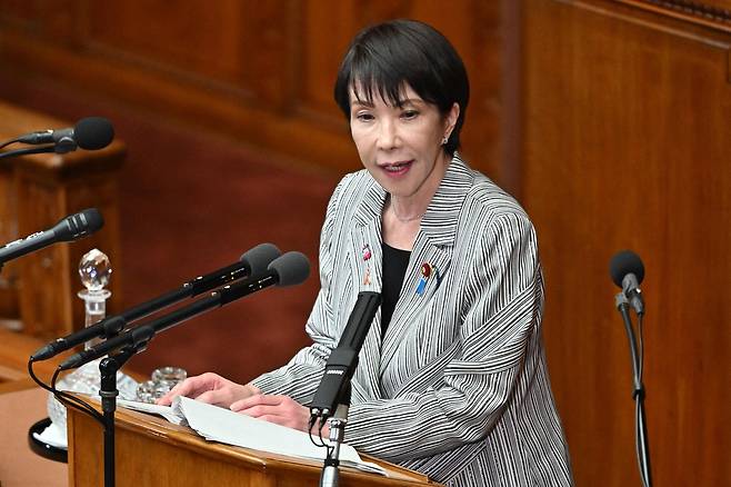 다카이치 사나에 일본 총리가 지난 4일 일본 국회 중의원(하원)에서 진행된 대표질문에서 노다 요시히코 입헌민주당 대표의 질문에 답하고 있다. AFP연합뉴스