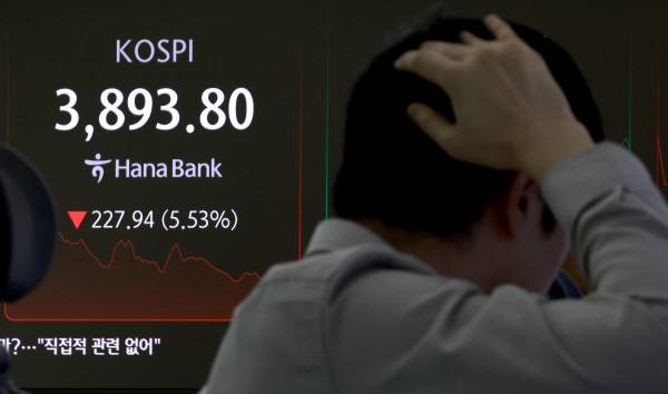 5일 서울 을지로 하나은행 본점 딜링룸 현황판에 코스피가 표시되고 있다. 연합뉴스
