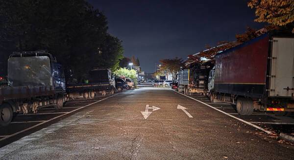 사업용 화물·여객자동차 밤샘주차 단속 시간대인 4일 새벽 3시30분께 인천 부평구 삼산농산물도매시장 공영주차장에는 대형 화물차들이 버젓이 일반주차구역을 차지하고 있다. 장민재기자