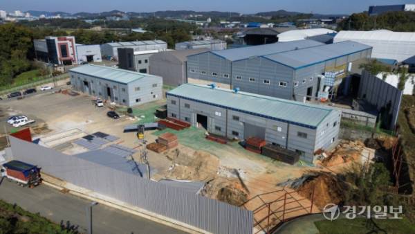 평택시 청북읍 고잔리에 들어선 폐기물 처리업체. 윤원규기자