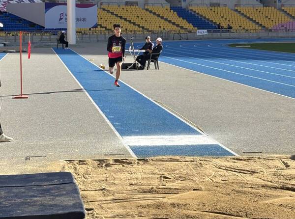 제45회 전국장애인체육대회에서 3관왕에 오른 신우진(인천)이 멀리뛰기를 하고 있다. 인천시장애인체육회 제공