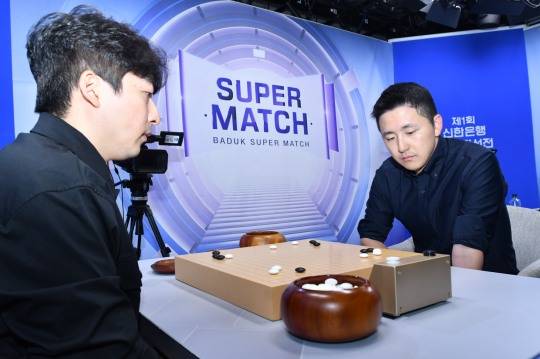김지석(오른쪽) 9단이 세계기선전 본선 티켓을 획득했다. 사진[연합뉴스]