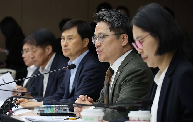 문신학 산업통상자원부 차관이 4일 서울 중구 대한상공회의소에서 열린 철강수출공급망강화 보증상품 업무협약식 및 철강업계 CEO 간담회에서 모두발언하고 있다. [한주형 기자]