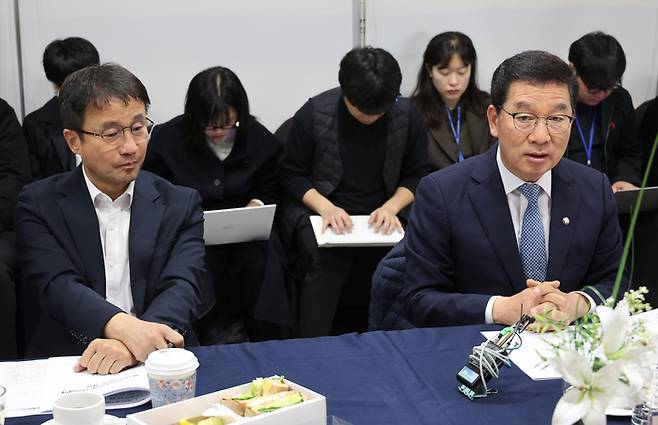 5일 서울 여의도 국회에서 열린 더불어민주당 행안위-행안부 당정협의에서 신정훈 행안위원장(오른쪽)이 발언하고 있다.  연합뉴스