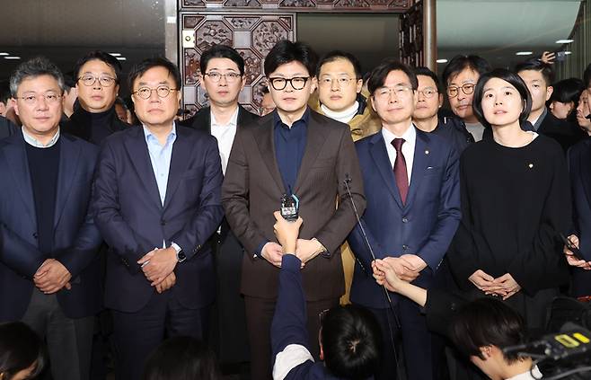 윤석열 전 대통령이 긴급성명을 통해 비상계엄을 선포했을 당시인 지난해 12월 4일 새벽 서울 여의도 국회에서 한동훈 당시 국민의힘 대표가 입장을 밝히고 있다. [연합뉴스]