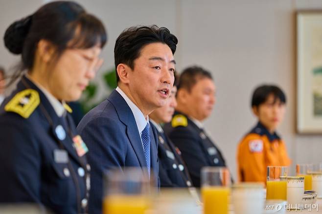 [서울=뉴시스] 강훈식 비서실장이 5일 서울 용산 대통령실 청사에서 열린 소방공무원 격려 오찬에서 발언하고 있다. (사진=대통령실 제공) 2025.11.05. photo@newsis.com *재판매 및 DB 금지 /사진=