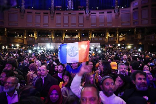 4일(현지시간) 미국 뉴욕 브루클린에서 열린 선거 개표 행사에서 민주당 후보 조란 맘다니가 당선되자 지지자들이 환호하고 있다. /AFPBBNews=뉴스1