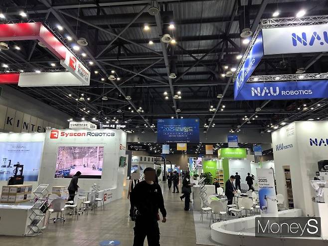 5일 경기 고양시 킨텍스에서 열린 '로보월드 2025' 전시장 내부. /사진=김대영 기자