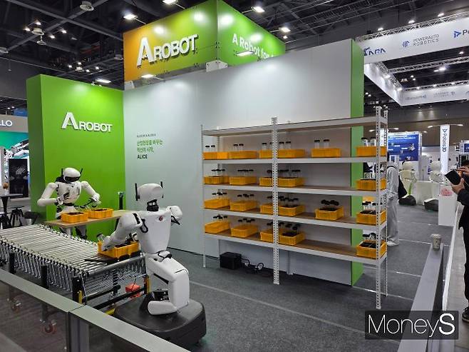 에이로봇의 '앨리스 4'와 '앨리스 M1'이 협동 작업 시연을 선보이던 모습./사진=김대영 기자