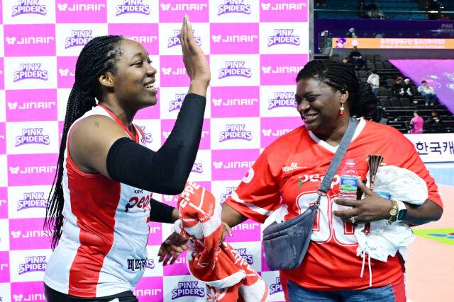 동료들과 하이파이브를 하는 조이와 울먹이는 조이 모친 / 한국배구연맹 (KOVO)