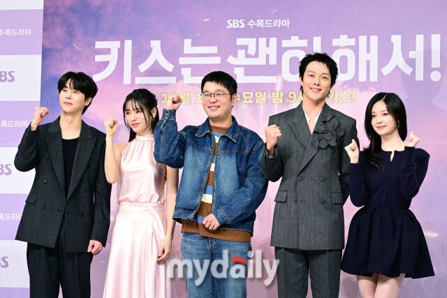 2025년 11월 5일 오후 서울 목동 SBS에서 진행된 SBS 새 수목드라마 '키스는 괜히 해서!' 제작발표회에서 출연진들이 포즈를 취하고 있다. (왼쪽부터 김무준, 안은진, 김재현 PD, 장기용, 우다비) / 곽경훈 기자 (kphoto@mydaily.co.kr)
