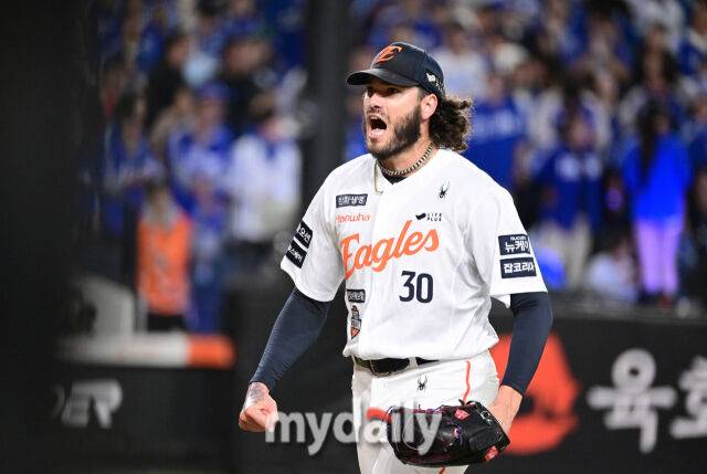 2025년 10월 24일 오후 대전한화생명볼파크에서 열린 '2025 신한 SOL BANK KBO 포스트 시즌' 삼성 라이온즈와 한화 이글스의 플레이오프(PO) 5차전 경기한화 선발투수 폰세가 2회초 투구를 마친 뒤 포효하고 있다./마이데일리