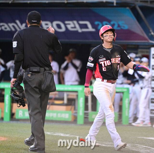 2025년 6월 4일 오후 서울 잠실구장에서 진행된 '2025 신한 SOL뱅크 KBO 리그' KIA 타이거즈와 두산 베어스의 경기. KIA 3루 주자 박찬호가 3회초 2사 1.3루서 최형우 타석 때 두산 최민석의 폭타가 나오자 홈으로 쇄도했지만 아웃된 뒤 아쉬워하고 있다./마이데일리