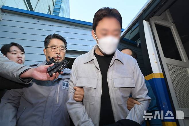 광주 새벽 도심에서 마세라티 차량을 몰다 뺑소니 사망사고를 낸 뒤 달아났던 김모(32)씨가 4일 오전 광주 서구 광주서부경찰서에서 검찰로 송치되고 있다. [뉴시스]