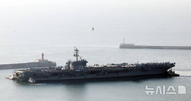 [부산=뉴시스] 하경민 기자 = 미국 해군 7함대 소속 핵추진 항공모함 '조지 워싱턴함(CVN-73)'이 5일 오전 부산 남구 해군작전사령부 부산작전기지에 입항하고 있다.  니미츠급(10만t급)인 이 핵항모는 길이 333m, 폭 76.8m, 비행갑판 면적은 축구장 3배 규모이며, 승조원은 6000여 명이다. 특히 최신예 스텔스 전투기 F-35C와 슈퍼호넷 전투기(F/A-18), 호크아이 조기경보기(E-2C), 해상작전헬기 등 항공기 80여 대를 탑재히고 있어 '떠다니는 군사기지'로 불린다. 2025.11.05. yulnetphoto@newsis.com