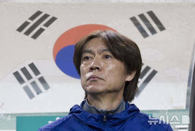 [서울=뉴시스] 김근수 기자 = 홍명보 대한민국 축구 국가대표팀 감독이 14일 오후 서울 마포구 서울월드컵경기장에서 열린 하나은행 초청 축구국가대표팀 친선경기 대한민국과 파라과이의 경기 시작 전 경기장을 바라보고 있다. 2025.10.14. ks@newsis.com