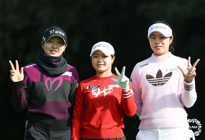 [서울=뉴시스] 고승민 기자 = 2일 제주시 엘리시안 제주CC에서 열린 'S-OIL 챔피언십 2025' FR에서 유현조, 고지원, 서교림이 포즈를 취하고 있다. (사진=KLPGA 제공) 2025.11.02. photo@newsis.com *재판매 및 DB 금지