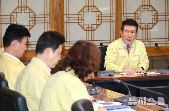 [포항=뉴시스] 송종욱 기자 = 포항시는 5일 포스코 포항제철소 불산 유출 사고와 관련해 이강덕 시장 주재로 긴급 대책 회의를 개최했다. (사진=포항시 제공) 2025.11.05. photo@newsis.com