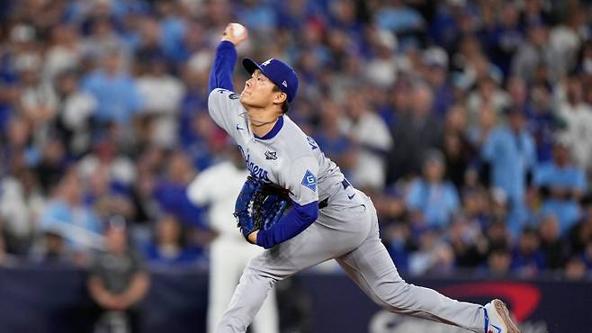 2025 미국프로야구 메이저리그 월드시리즈에서 역투하는 야마모토 요시노부. 연합뉴스