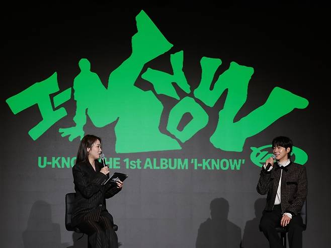 왼쪽부터 MC 신아영 아나운서와 유노윤호. 연합뉴스