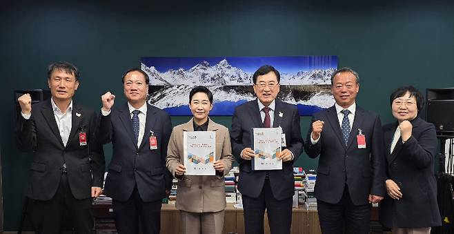 주낙영 경주시장이 국회를 방문해 김재원 의원을 만나 주요 현안사업 국비지원을 요청했다(왼쪽부터 고영달 경제산업국장, 임동주 문화관광국장, 김재원 의원, 주낙영 경주시장, 최원학 도시개발국장, 유용숙 중앙협력사무소장). 경주시 제공