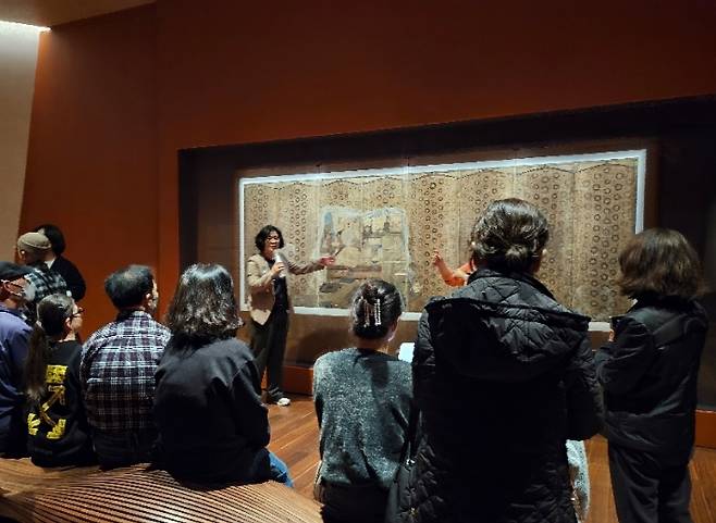 '까치호랑이 虎鵲' 전시를 설명하는 장애인 가족의 자원봉사 일일 '도슨트' 모습. 리움미술관 제공