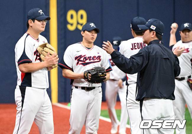 [OSEN=고척, 조은정 기자]류지현 감독이 이끄는 야구 대표팀이 4일 고척스카이돔에서 훈련을 진행했다.대표팀은 오는 8일과 9일 고척스카이돔에서 열리는 2025 K-베이스볼 시리즈 체코 대표팀과의 2경기를 시작으로 15일과 16일 양일에 걸쳐 도쿄돔에서 일본 대표팀과 2경기를 치른다. 야구 대표팀 김서현이 류지현 감독과 대화를 나누고 있다.  2025.11.04 /cej@osen.co.kr