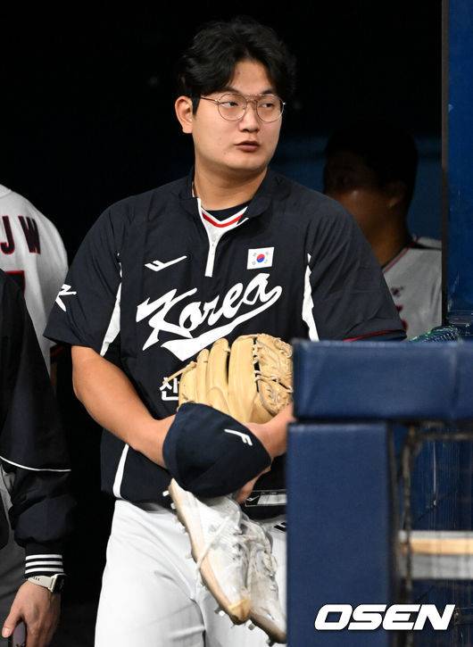 [OSEN=고척, 조은정 기자]류지현 감독이 이끄는 야구 대표팀이 4일 고척스카이돔에서 훈련을 진행했다.대표팀은 오는 8일과 9일 고척스카이돔에서 열리는 2025 K-베이스볼 시리즈 체코 대표팀과의 2경기를 시작으로 15일과 16일 양일에 걸쳐 도쿄돔에서 일본 대표팀과 2경기를 치른다.  야구대표팀 김서현이 훈련을 위해 그라운드에 들어서고 있다. 2025.11.04 /cej@osen.co.kr