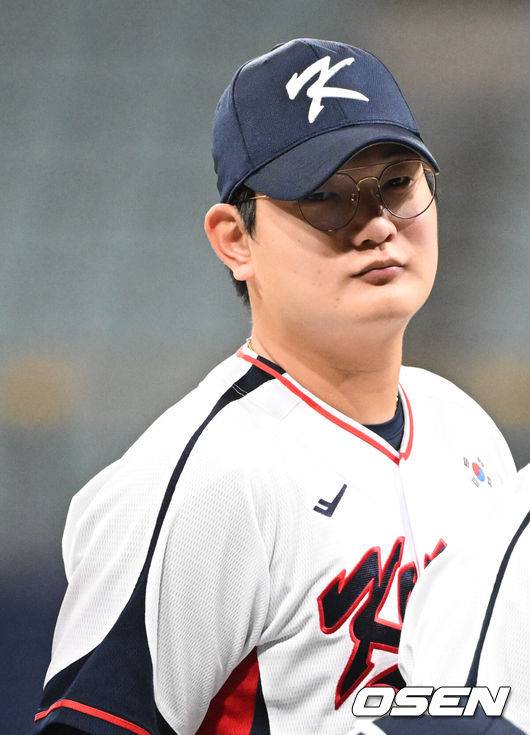 [OSEN=고척, 조은정 기자]류지현 감독이 이끄는 야구 대표팀이 4일 고척스카이돔에서 훈련을 진행했다.대표팀은 오는&nbsp;8일과 9일&nbsp;고척스카이돔에서 열리는 2025 K-베이스볼 시리즈 체코 대표팀과의 2경기를 시작으로&nbsp;15일과 16일 양일에 걸쳐 도쿄돔에서 일본 대표팀과 2경기를 치른다.&nbsp;야구 대표팀 김서현이 단체 사진 촬영을 준비하고 있다. 2025.11.04 /cej@osen.co.kr