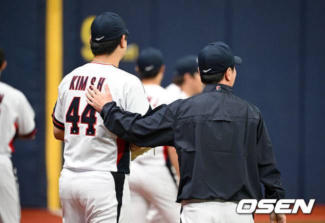 [OSEN=고척, 조은정 기자]류지현 감독이 이끄는 야구 대표팀이 4일 고척스카이돔에서 훈련을 진행했다.대표팀은 오는&nbsp;8일과 9일&nbsp;고척스카이돔에서 열리는 2025 K-베이스볼 시리즈 체코 대표팀과의 2경기를 시작으로&nbsp;15일과 16일 양일에 걸쳐 도쿄돔에서 일본 대표팀과 2경기를 치른다.&nbsp; 야구대표팀 류지현 감독이 김서현을 다독이고 있다. 2025.11.04 /cej@osen.co.kr