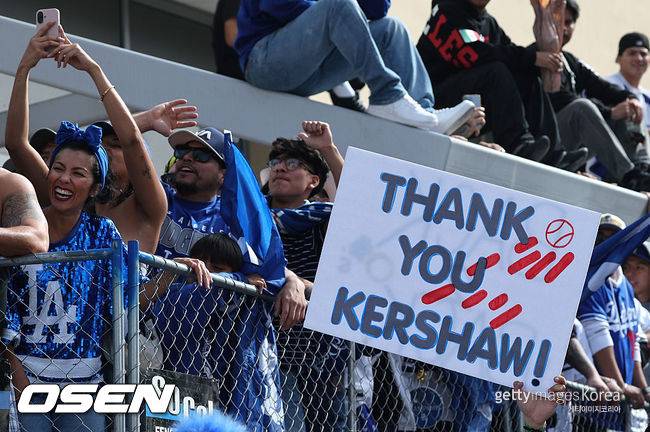 [사진] 월드시리즈 우승 카퍼레이드에서 다저스 팬들이 클레이튼 커쇼에게 감사를 표하는 플래카드를 들고 있다. ⓒGettyimages(무단전재 및 재배포 금지)