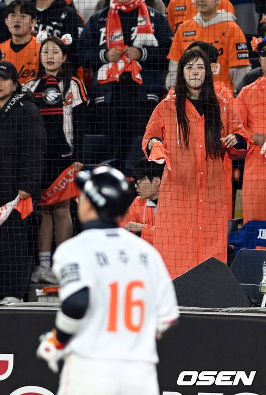 [OSEN=대전, 손용호 기자] 6회말 2사 1루 하주석이 범타로 물러나자 김연정 치어리더가 아쉬워하고 있다.  2025.10.30/spjj@osen.co.kr