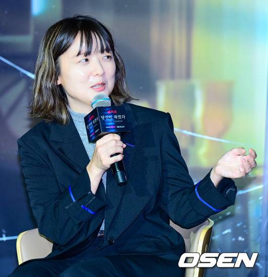 [OSEN=지형준 기자] 5일 오전 서울 용산구 용산 CGV에서 넷플릭스 시리즈 ‘당신이 죽였다’ 제작발표회가 열렸다.‘당신이 죽였다’는 죽거나 죽이지 않으면 벗어날 수 없는 현실 앞에서 살인을 결심한 두 여자가 예상치 못한 사건에 휘말리며 벌어지는 이야기를 그린 넷플릭스 시리즈다.이정림 감독이 간담회를 하고 있다. 2025.11.05 /jpnews@osen.co.kr