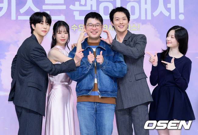 [OSEN=이대선 기자] 5일 오후 서울 목동 SBS에서 SBS&nbsp;새 수목드라마&nbsp;‘키스는 괜히 해서!’(극본 하윤아,&nbsp;태경민, 연출 김재현,&nbsp;김현우) 제작발표회가 열렸다.‘키스는 괜히 해서!’는 생계를 위해 애엄마로 위장취업한 싱글녀와 그녀를 사랑하게 된 팀장님의 쌍방 속앓이 로맨스로 오는 12일 오후&nbsp;9시 첫 방송된다.배우 김무준, 안은진, 김재현 감독, 장기용, 우다비가 포토타임을 가지고 있다. 2025.11.05 /sunday@osen.co.kr