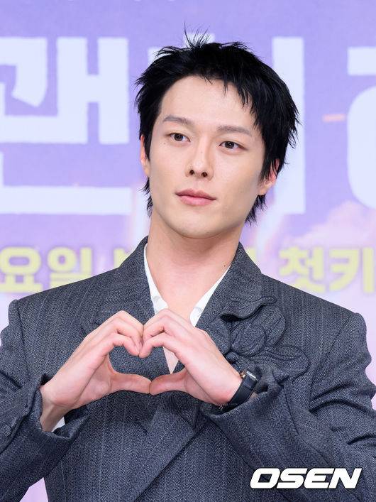 [OSEN=이대선 기자] 5일 오후 서울 목동 SBS에서 SBS&nbsp;새 수목드라마&nbsp;‘키스는 괜히 해서!’(극본 하윤아,&nbsp;태경민, 연출 김재현,&nbsp;김현우) 제작발표회가 열렸다.‘키스는 괜히 해서!’는 생계를 위해 애엄마로 위장취업한 싱글녀와 그녀를 사랑하게 된 팀장님의 쌍방 속앓이 로맨스로 오는 12일 오후&nbsp;9시 첫 방송된다.배우 장기용이 포토타임을 가지고 있다. 2025.11.05 /sunday@osen.co.kr