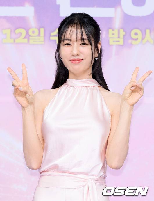 [OSEN=이대선 기자] 5일 오후 서울 목동 SBS에서 SBS&nbsp;새 수목드라마&nbsp;‘키스는 괜히 해서!’(극본 하윤아,&nbsp;태경민, 연출 김재현,&nbsp;김현우) 제작발표회가 열렸다.‘키스는 괜히 해서!’는 생계를 위해 애엄마로 위장취업한 싱글녀와 그녀를 사랑하게 된 팀장님의 쌍방 속앓이 로맨스로 오는 12일 오후&nbsp;9시 첫 방송된다.배우 안은진이 포토타임을 가지고 있다. 2025.11.05 /sunday@osen.co.kr